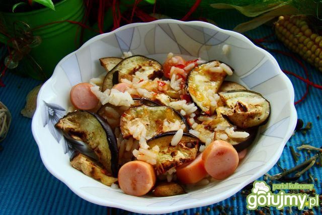 Ryż z grillowanym bakłażanem i parówką  Ryż z grillowanym bakłażanem i parówką