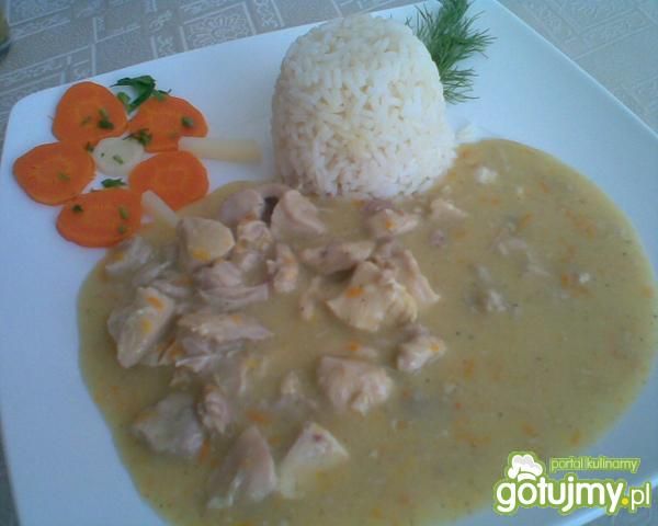 Ryż z indykiem w delikatnym sosie.