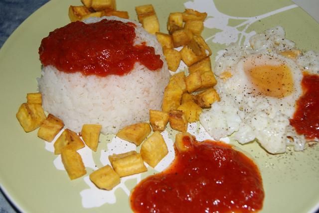  Ryż z jajkiem sadzonym i bananem 