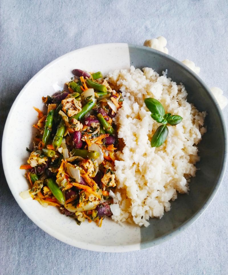 Ryż z kalafiora z warzywami i kurczakiem