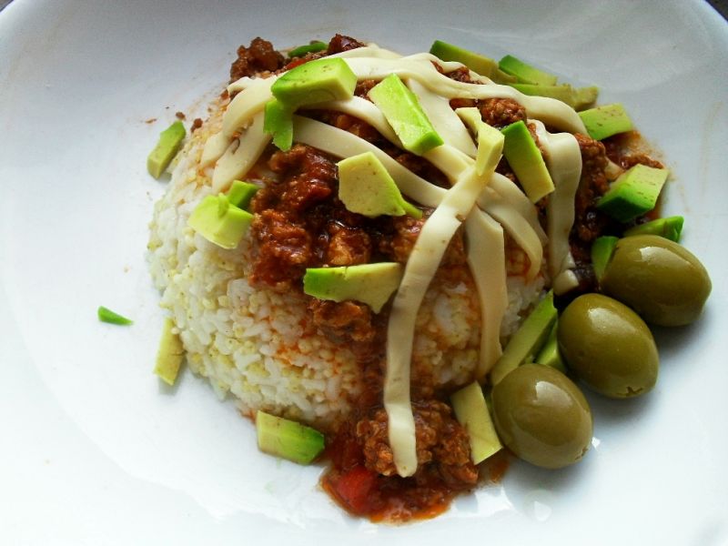 Ryż z kaszą jaglaną w sosie pomidorowym z dodatkam