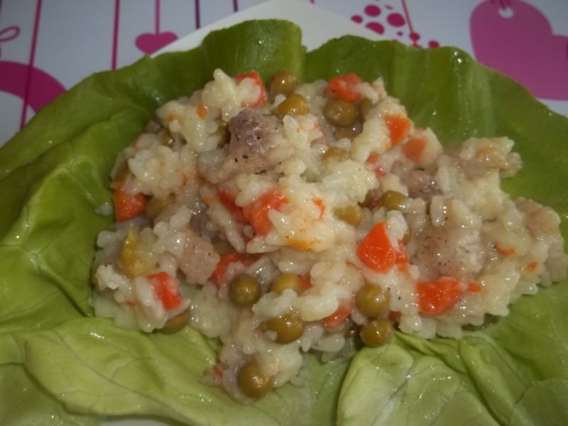 Ryż z marchewką, groszkiem i rybką