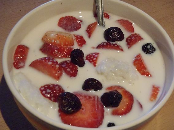 Ryż z mlekiem i truskawkami Ryż z mlekiem i truskawkami