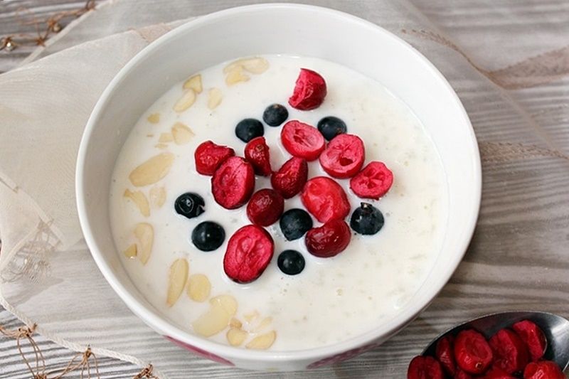 Ryż z mlekiem i żurawiną liofilizowaną (i dodatki)