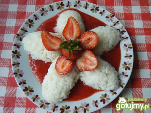Ryż z musem truskawkowym