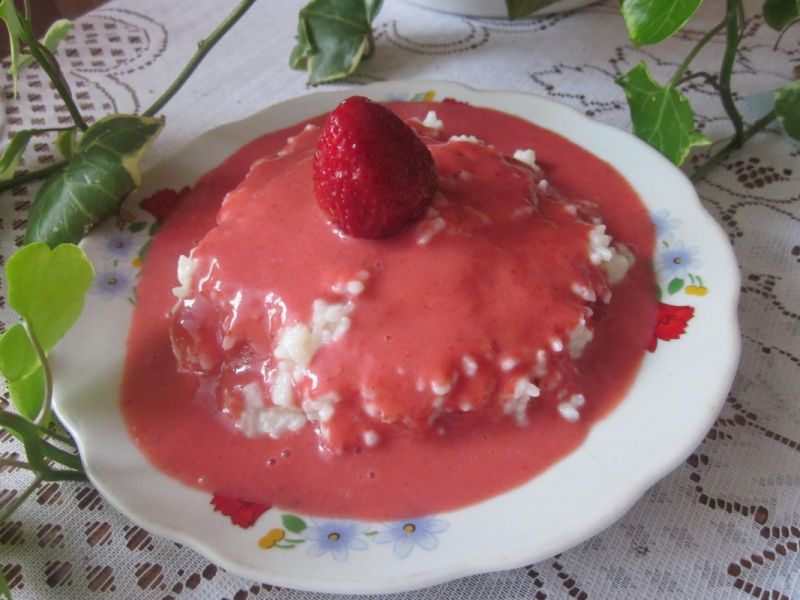 Ryż z musem truskawkowym Ryż z musem truskawkowym