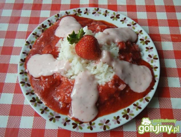 Ryż z musem truskawkowym i jogurtem