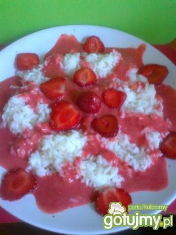 ryż z musem truskawkowym i truskawkami