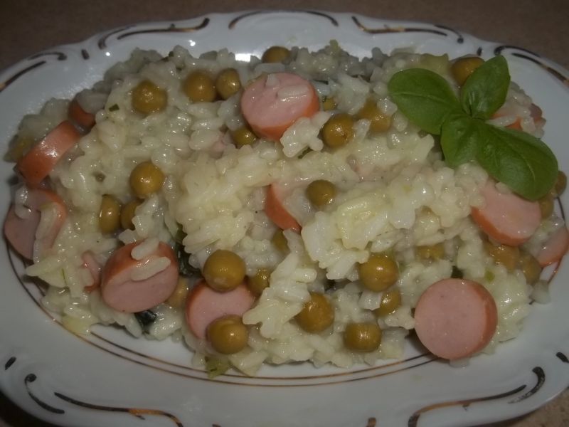 Ryż z parówkami i groszkiem