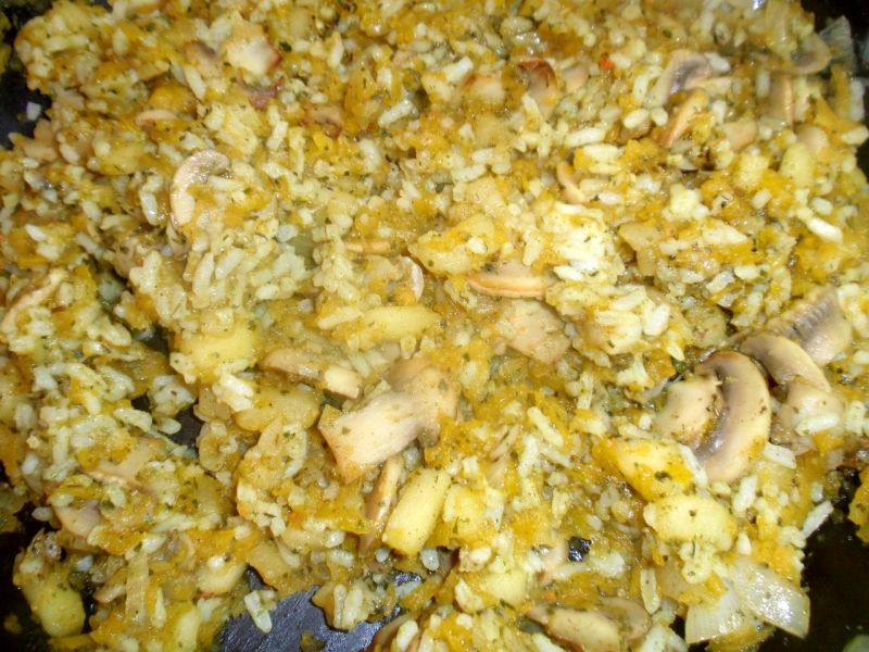 Ryż z pieczarkami dynią i jabłkiem 