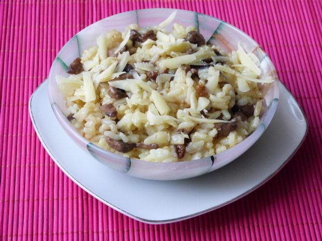 Ryż z pieczarkami i żółtym serem