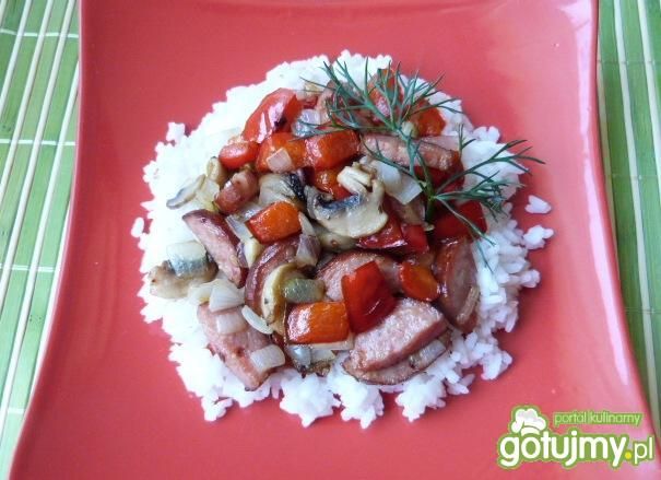 Ryż z pieczarkami, papryką i kiełbasą