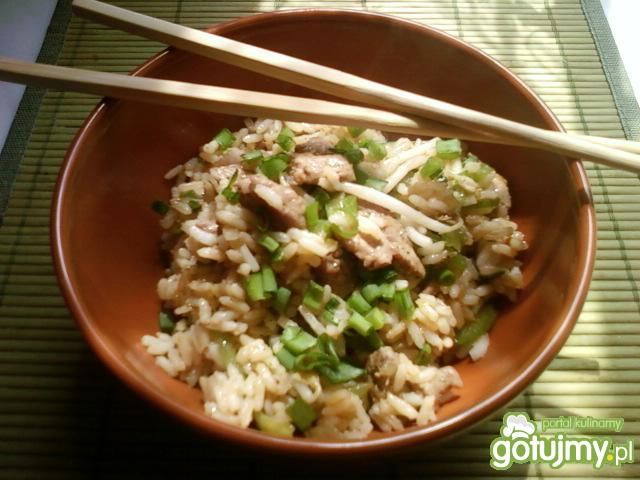 Ryż z polędwiczką, papryką i  kiełkami