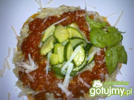 Ryż z sosem i cukinią. Ryż z sosem i cukinią.