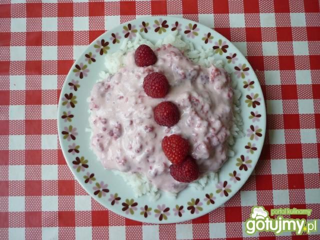 Ryż z sosem malinowym.