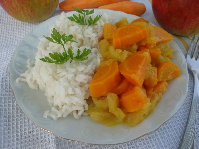 Ryż z sosem marchwiowo-jabłkowym