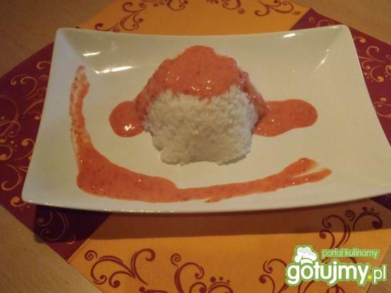 Ryż z sosem truskawkowym