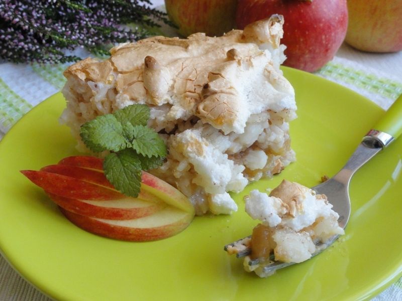 Ryż zapiekany z jabłkami i bezą Ryż zapiekany z jabłkami i bezą