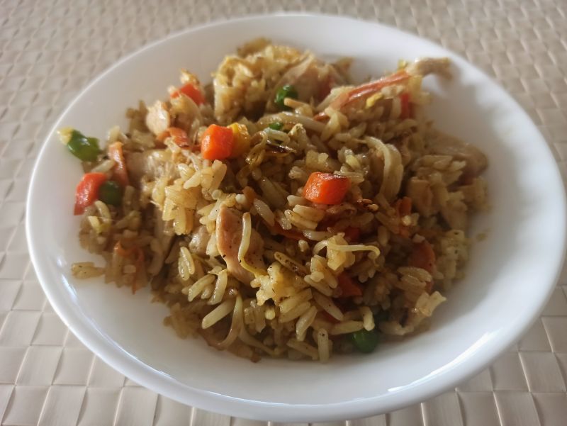 Ryż zasmażany z kurczakiem i warzywami Ryż zasmażany z kurczakiem i warzywami