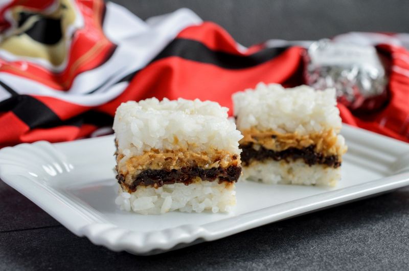 Ryżoklejki z masłem orzechowym i śliwką kalifornij