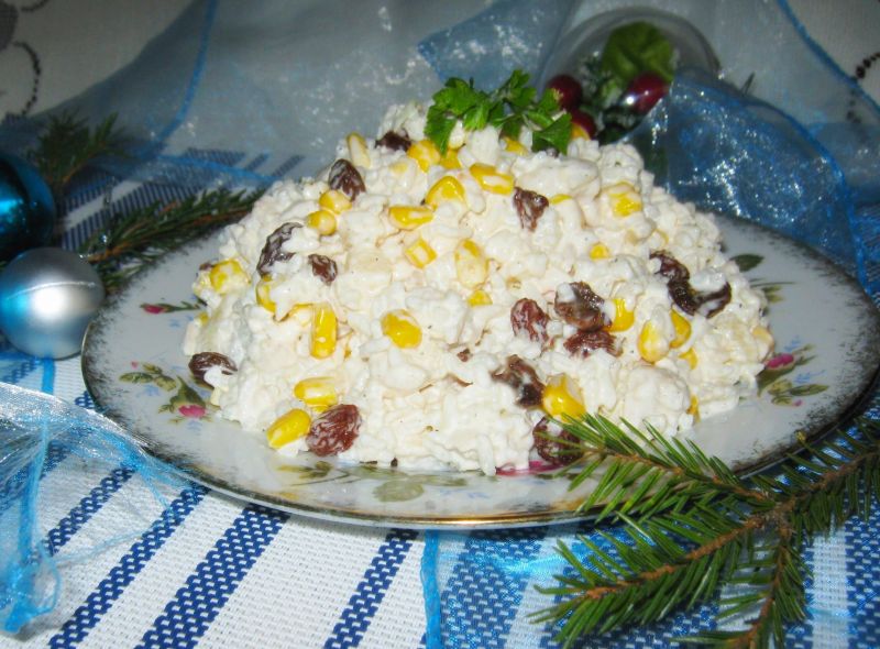 Ryżowa sałatka z ananasem i rodzynkami