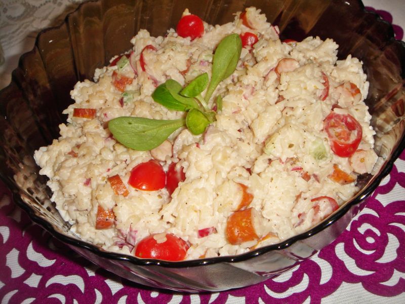 Ryżowa sałatka z kabanosami i rzodkiewką Ryżowa sałatka z kabanosami i rzodkiewką