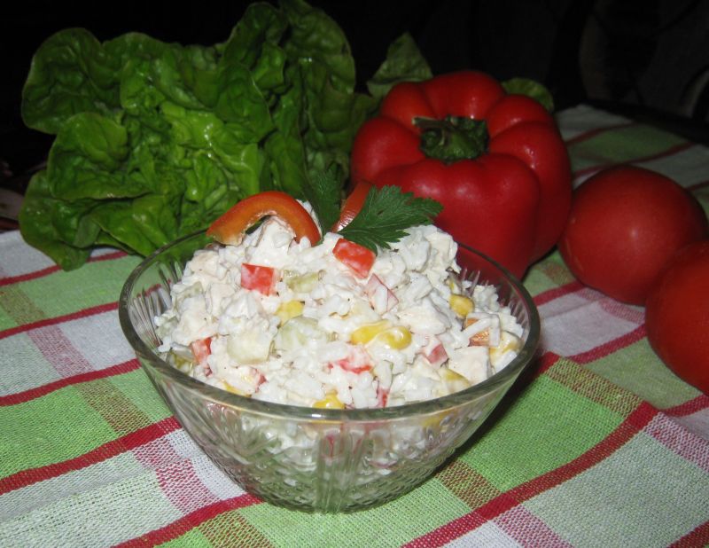 Ryżowa sałatka z kurczakiem i papryką