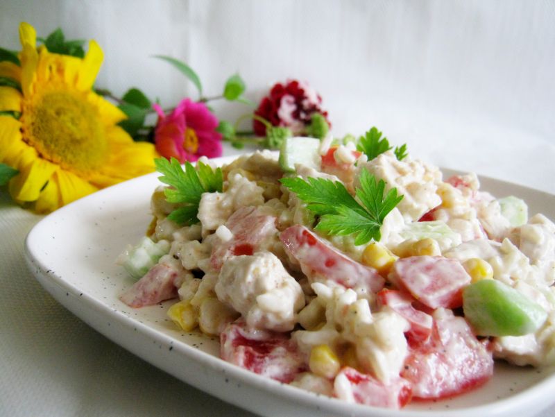 Ryżowa sałatka z kurczakiem i pomidorami Ryżowa sałatka z kurczakiem i pomidorami