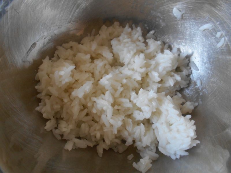 Ryżowa sałatka z marynowanymi pieczarkami