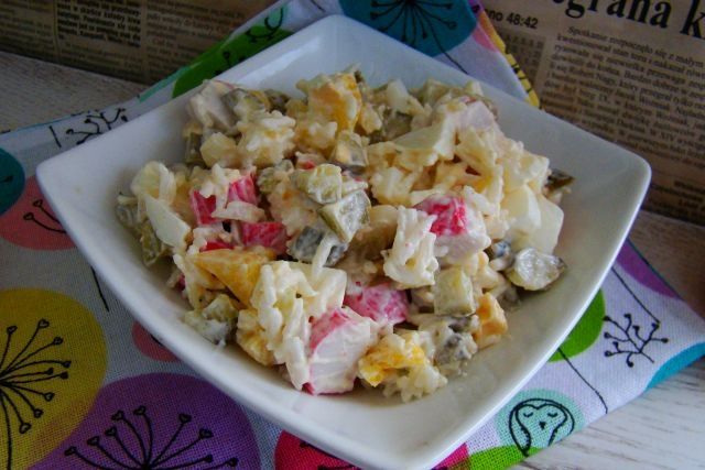 Ryżowa sałatka z paluszkami krabowymi  Ryżowa sałatka z paluszkami krabowymi