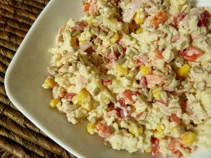 Ryżowa sałatka z papryką i słonecznikiem