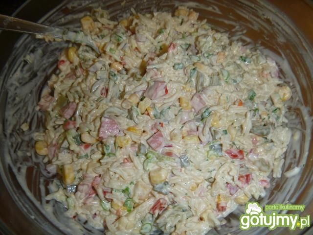 Ryżowa sałatka z parówką.