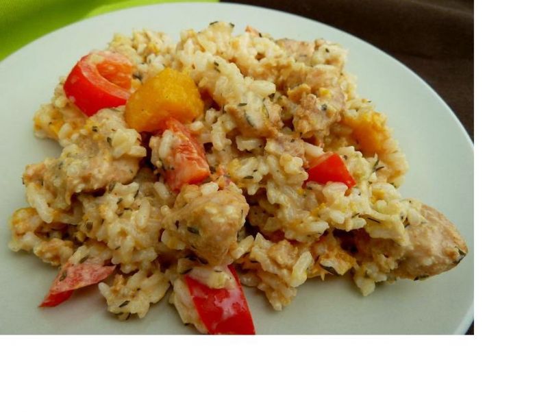 Ryżowa sałatka z piersią kurczaka i brzoskwinią