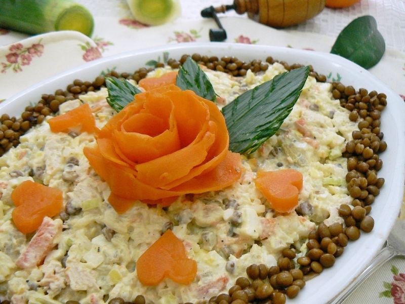 Ryżowa sałatka z soczewicą i kurczakiem