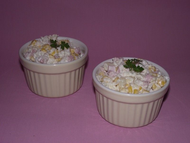 Ryżowa sałatka z szynką i ananasem 