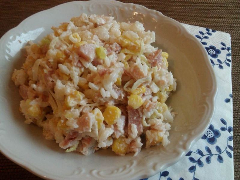 Ryżowa sałatka z wędzonym kurczakiem i porem  Ryżowa sałatka z wędzonym kurczakiem i porem