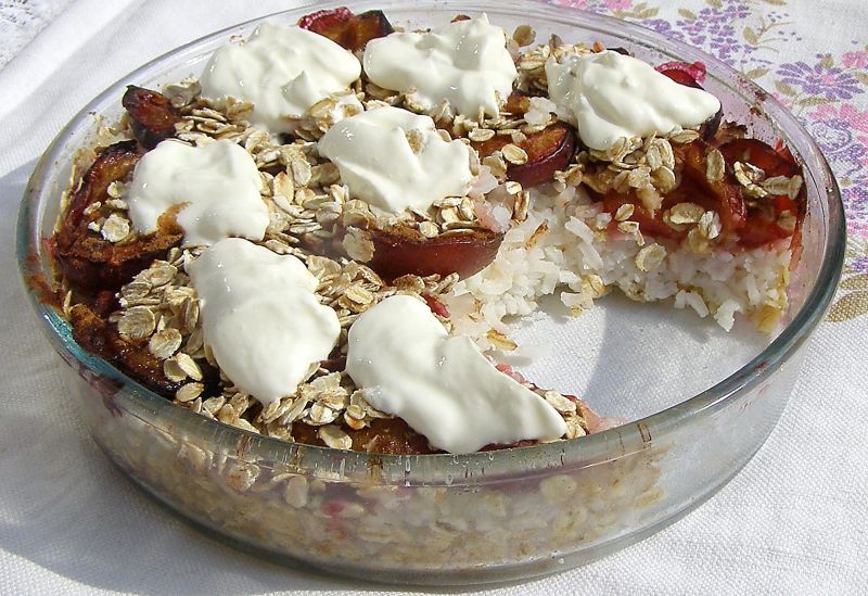 Ryżowa tarta śliwkowa z płatkami owsianymi