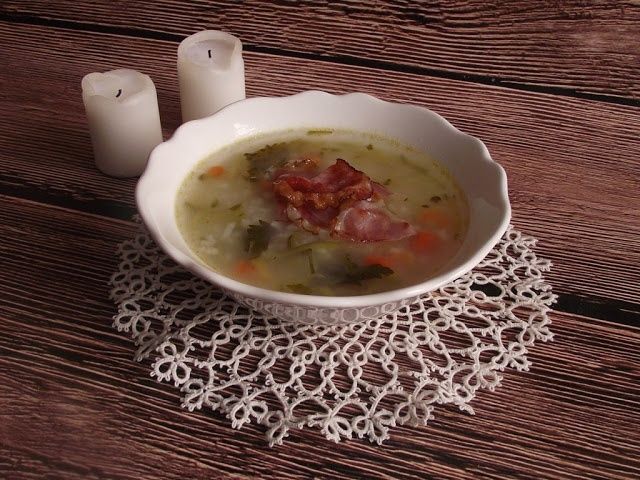 Ryżowa zupa ogórkowa z chipsami serrano Ryżowa zupa ogórkowa z chipsami serrano