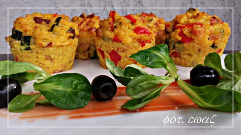 Ryżowe babeczki z boczkiem, cukinią i papryką