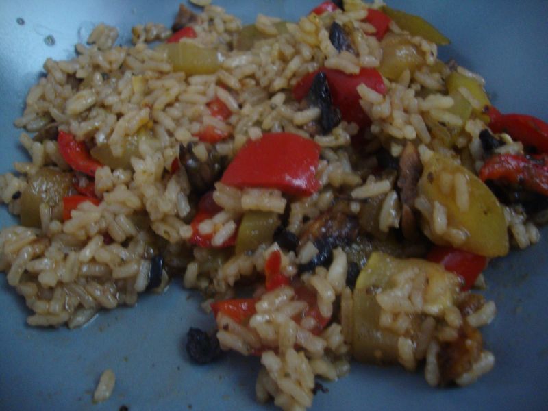 Ryżowe danie z cukinią w tle.