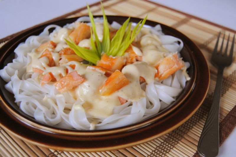 Ryżowy makaron w sosie łososiowo-serkowym Ryżowy makaron w sosie łososiowo-serkowym