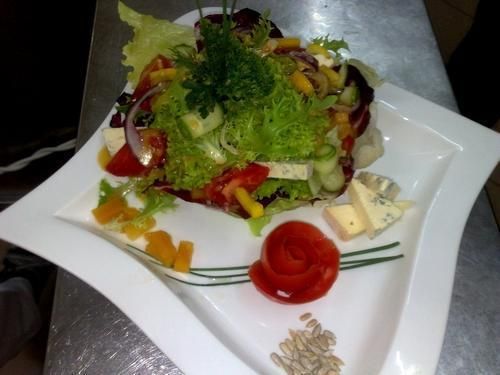 Rześka sałatka z serem pleśniowym