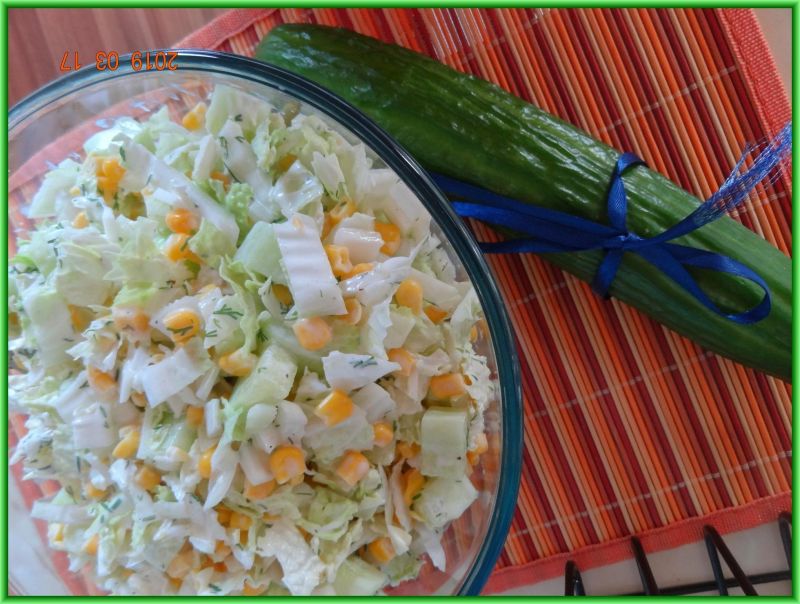 Rześka sałatka z sosem czosnkowym