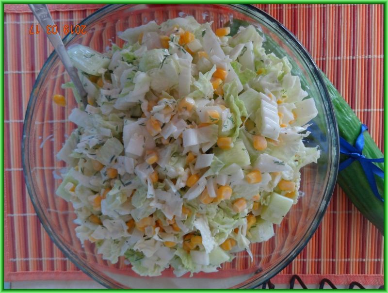 Rześka sałatka z sosem czosnkowym