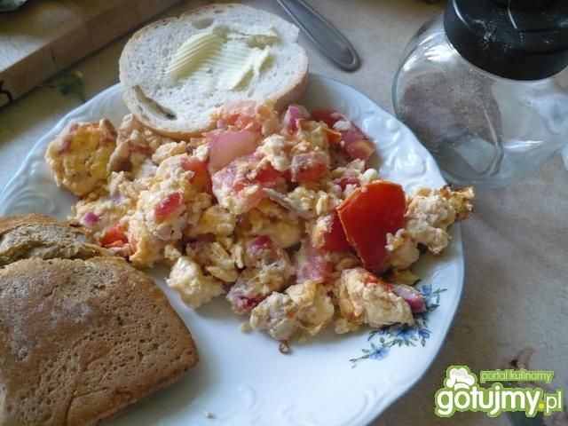 Rzodkiewkowa jajecznica z tuńczykiem Rzodkiewkowa jajecznica z tuńczykiem