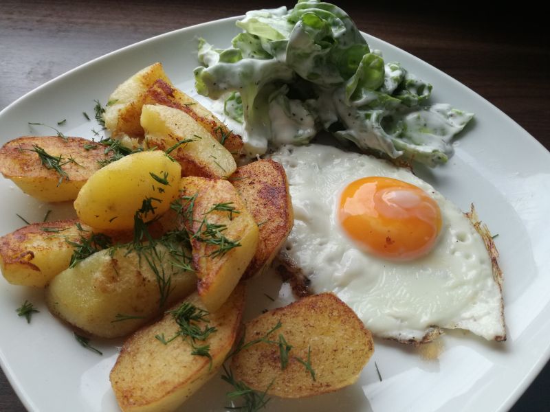 Sadzone jajko, podsmażone ziemniaczki i sałata