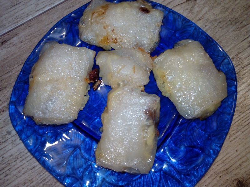 Sajgonki z jabłkiem i rodzynkami