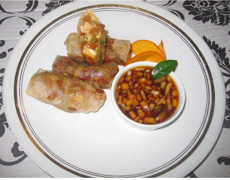 Sajgonki z kurczakiem , mango i khaki