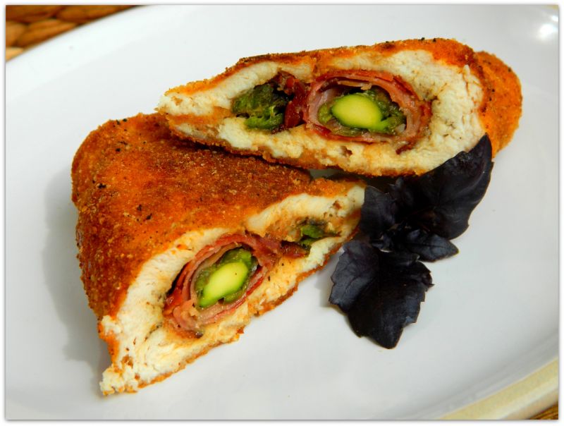 Sakiewki drobiowe ze szparagami Sakiewki drobiowe ze szparagami