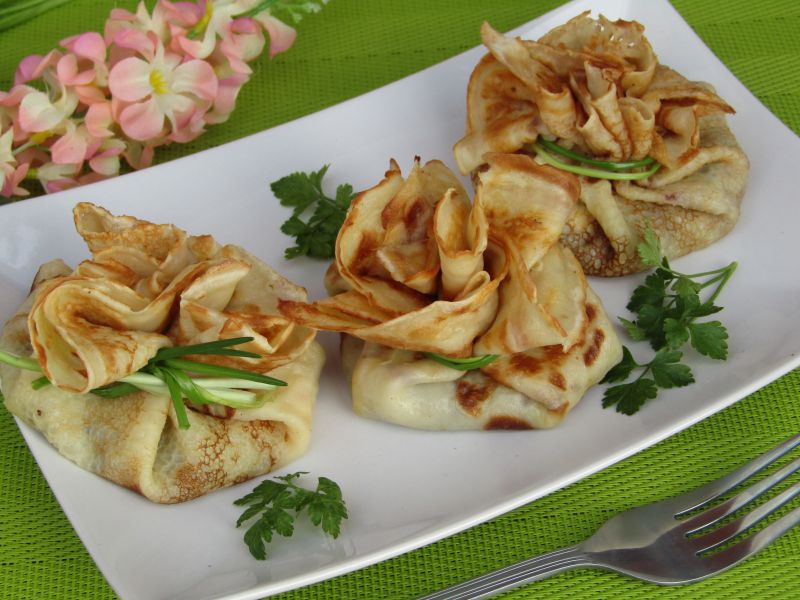 Sakiewki naleśnikowe z pieczarkami i serem